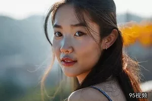 《旧梦边境》封面：边境公路旁的老式加油站